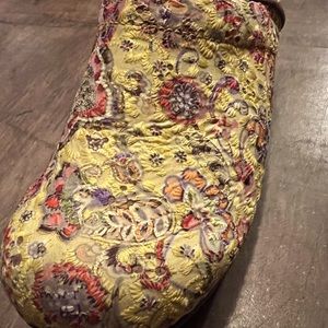 Size 39 Sanita embroidered clogs